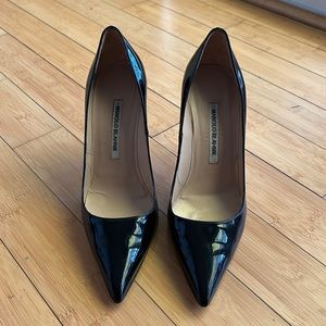 Manolo Balhnik 105mm black patent pump